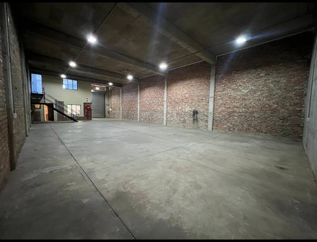 302M² WAREHOUSE TO LET IN LASER PARK